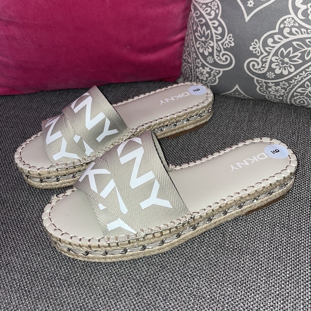 DKNY GRAY & WHITE PLATFORM SANDALS NWT
